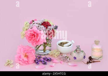 Adaptogen pflanzliche Arzneipräparation von Kräutern und Blüten mit Baldrianwurzel, Rose, Holunder, Lavendel und getrockneten Passionsblumen. Medizinisches beruhigendes Essen Stockfoto