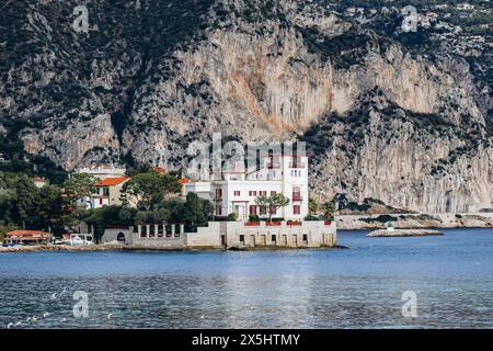 Blick auf die berühmte Villa Kerylos im griechischen Stil, die Anfang des 20. Jahrhunderts an der französischen Riviera erbaut wurde Stockfoto