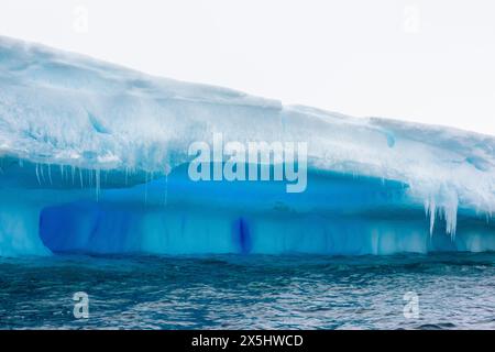 Brown Bluff, Antarktis. Das Licht reflektiert auf dem blauen Eisregal in der Antarktis. Stockfoto