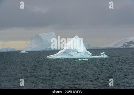 Lemaire-Kanal, Antarktis. Eisberge im Lemaire-Kanal. Stockfoto