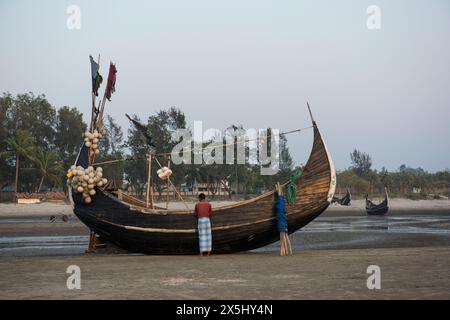 Bangladesch, Cox's Bazar Beach. Mondfischboote befinden sich am längsten ungebrochenen Meeresstrand der Welt mit einer Länge von 75 km. (Nur für redaktionelle Zwecke) Stockfoto