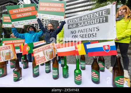 Kein Patent auf Saatgut Aktion vor dem Europäischen Patentamt in München. Demonstranten protestieren gegen die geplante Patentierung von Braugerste. München Bayern Deutschland *** keine Patente auf Saatgut Aktion vor dem Europäischen Patentamt in München Demonstranten protestieren gegen die geplante Patentierung von Braugerste München Bayern Deutschland Copyright: Argumx/xThomasxEinberger Stockfoto