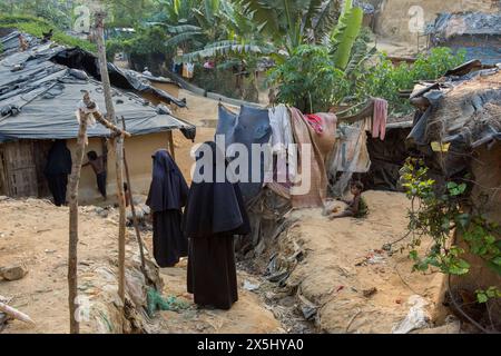 Bangladesch, Cox's Bazar. Muslimische Frauen im Kutupalong Rohingya Flüchtlingslager. (Nur für redaktionelle Zwecke) Stockfoto