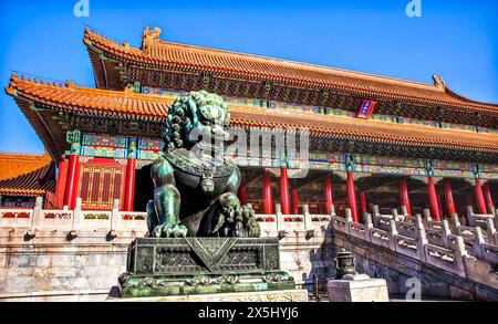 Löwenstatue, Tiananmen-Tor, Gugong, Verbotene Stadt, Kaiserpalast, Peking, China. Chinesisch sagt, friedliches Tor Drachen Symbol des Kaisers Stockfoto