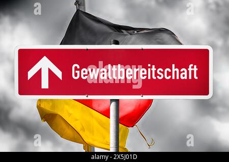 FOTOMONTAGE, Rotes Schild mit Aufschrift Gewaltbereitschaft und steigendem Pfeil vor Deutschlandfahne Stockfoto