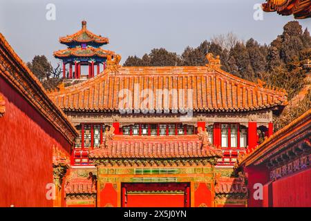 Steintor, Gugong, Verbotene Stadt. Dachfiguren schmücken den Kaiserpalast, Jinshan Park, Peking, China. Gebaut in den 1400er Jahren während der Ming-Dynastie. Stockfoto