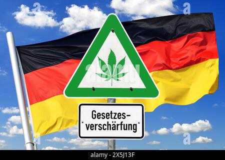 FOTOMONTAGE, Schild mit Cannabis-Blatt und Aufschrift Gesetzesverschärfung vor Deutschlandfahne Stockfoto