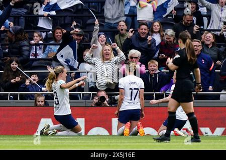 Dateifoto vom 14.04.2024 von Tottenham Hotspur Martha Thomas, die mit Teamkollegen feierte, nachdem sie das zweite Tor des Spiels erzielt hatten. Thomas spielte eine Schlüsselrolle bei Spurs, der ein erstes großes Finale erreichte, nachdem sie im Halbfinale gegen Leicester einen zusätzlichen Sieger geschlagen hatte, aber es hätte eine andere Geschichte sein können. Ausgabedatum: Freitag, 10. Mai 2024. Stockfoto