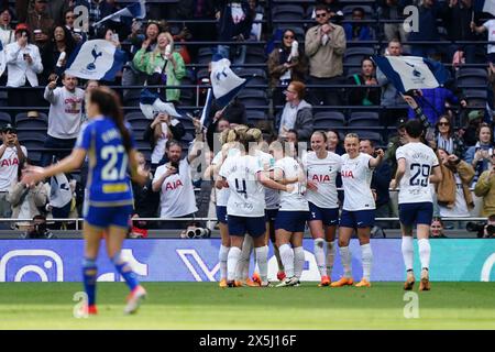 Dateifoto vom 14.04.2024 von Tottenham Hotspurs Jessica Naz (versteckt), die mit Teamkollegen feiert, nachdem sie das erste Tor ihrer Mannschaft erzielt haben. Die nie-sagen-die-Einstellung der diesjährigen Finalisten konnte sich durchsetzen, als England Jess Naz mit neun Minuten auf die Ebene schickte, bevor Martha Thomas in der 118. Minute einen Sieger erreichte, der in N17 wilde Feierlichkeiten auslöste. Ausgabedatum: Freitag, 10. Mai 2024. Stockfoto