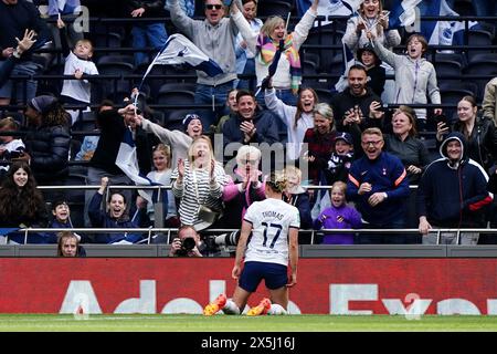 Dateifoto vom 14.04.2024 von Tottenham Hotspur Martha Thomas feiert das zweite Tor ihrer Mannschaft. Spurs erreichte ihr erstes großes Finale mit einem späten Sieger gegen Leicester im Halbfinale. Ausgabedatum: Freitag, 10. Mai 2024. Stockfoto