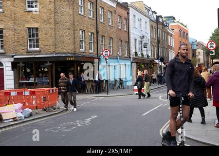 Menschen auf der Bermondsey Street Bermondsey South London England Großbritannien KATHY DEWITT Stockfoto