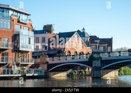 Windsor, Berkshire, Großbritannien. Mai 2024. Blick auf die Apartments am Fluss in Eton, Windsor, Berkshire an einem schönen sonnigen Morgen. Kredit: Maureen McLean/Alamy Stockfoto