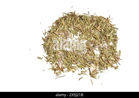 Ein kleiner Haufen trockener Thymianmischung liegt auf weißem Hintergrund und ist gebrauchsfertig. Stockfoto