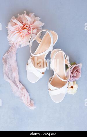 Elegante weiße Hochzeitsabsätze mit pastellfarbenen Blumenarrangements auf so Stockfoto