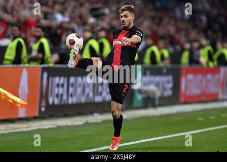 Leverkusen, Deutschland. Mai 2024. Fußball: Europa League, Bayer Leverkusen - AS Roma, K.-o.-Runde, Halbfinale, zweites Leg, in der BayArena. Leverkusens Josip Stanisic spielt den Ball. Quelle: Federico Gambarini/dpa/Alamy Live News Stockfoto