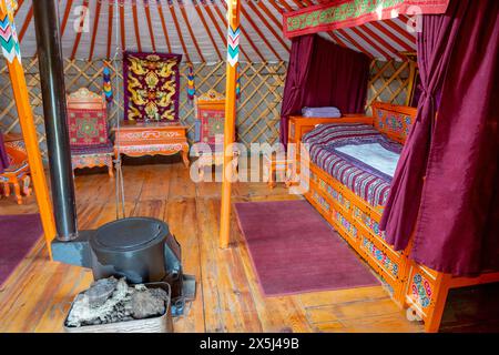 Asien, Mongolei, Östliche Gobi-Wüste. Das Innere eines typischen Gers, der in der Mongolei gefunden wurde. Stockfoto