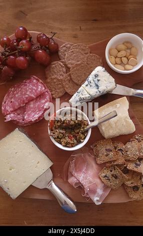 Wurstplatte mit verschiedenen Käse- und Wurstsorten Stockfoto