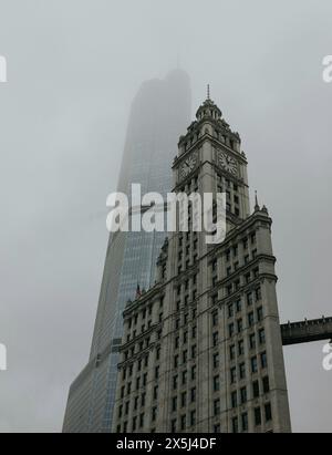 Nebliger Blick auf das Wrigley Building mit einem modernen Wolkenkratzer in Chicago Stockfoto