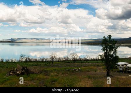 Friedliches Camping am See am Mono Lake unter dem weiten Himmel. Stockfoto