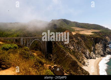 Die Bixby Bridge liegt im Nebel entlang der zerklüfteten Pazifikküste! Stockfoto