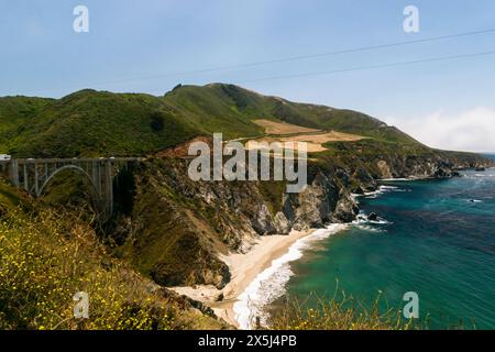 Die Bixby Bridge überspannt die zerklüfteten Klippen von Big Sur unter klarem Himmel Stockfoto