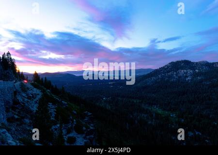 Atemberaubender Sonnenuntergang über den Bergen mit lebendigen Dämmertönen Stockfoto