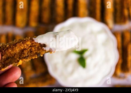 Knusprige Zucchini-Pommes mit frischem Pfefferminzjoghurt-Dip! Stockfoto