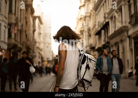 Junger Mann Tourist mit Rucksack Spaziergänge in der Stadt Istanbul. Stockfoto