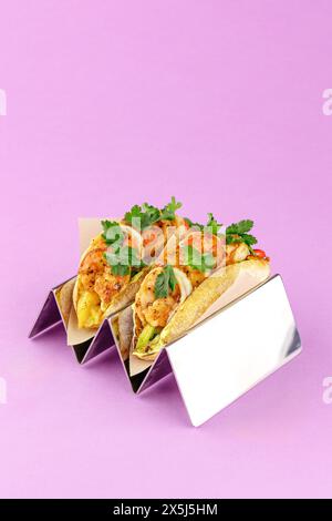 Snack in Tortillas mit Garnelen, Gemüse und Kräutern Stockfoto