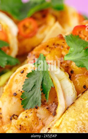 Snack in Tortillas mit Garnelen, Gemüse und Kräutern Stockfoto