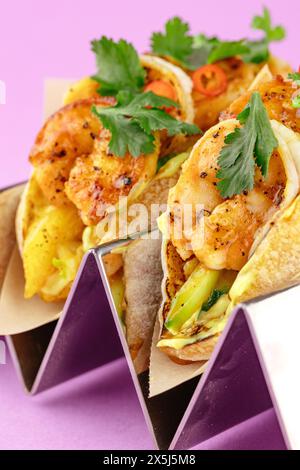 Snack in Tortillas mit Garnelen, Gemüse und Kräutern Stockfoto