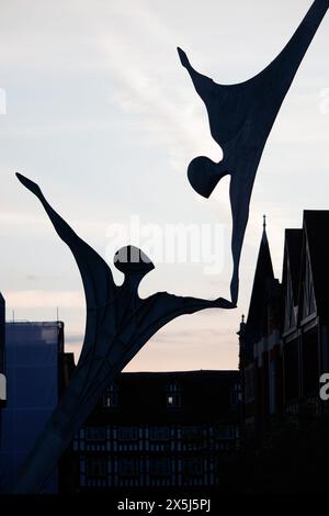 Empowerment, eine Statue von Stephen Broadbent. Diese auffällige Skulptur überspannt den Fluss Witham im Zentrum von Lincoln. Es ist von Turbinenschaufeln inspiriert, die symbolisch für das reiche Ingenieurerbe der Stadt sind. Die Turbinenschaufeln verwandeln sich in dynamische Figuren, die ausreichen, um sich gegenseitig zu stärken, genauso wie die Schaufeln sich innerhalb der Turbine gegenseitig stärken. Stockfoto