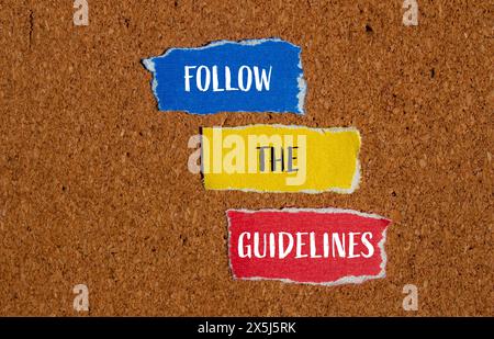 Befolgen Sie die Richtlinien für Rauchverbote auf gerissenen Papierstücken mit braunem Hintergrund. Konzeptionell Befolgen Sie das Richtliniensymbol. Kopierbereich. Stockfoto