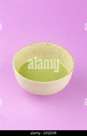 matcha-Tee in einer Schüssel Stockfoto