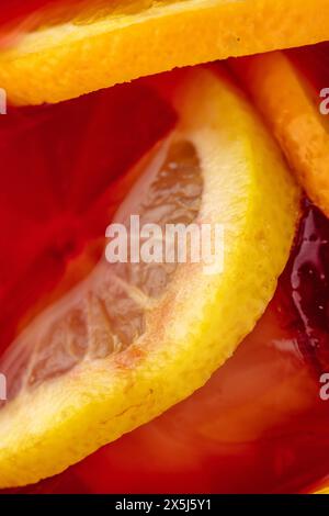 Spanische Sangria in einer Karaffe mit Zitrusfrüchten und Eis Stockfoto