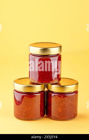 Stau in einem Glas auf farbigem Hintergrund Stockfoto