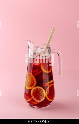 Spanische Sangria in einer Karaffe mit Zitrusfrüchten und Eis Stockfoto