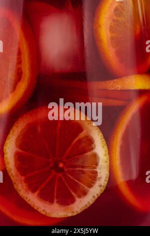 Spanische Sangria in einer Karaffe mit Zitrusfrüchten und Eis Stockfoto