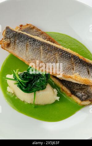 Gegrillter Fisch mit Gemüse und Sauce Stockfoto