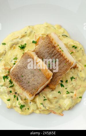 Gegrillter Fisch mit Gemüse und Sauce Stockfoto