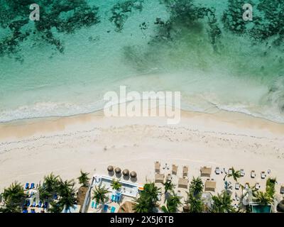 Ein Paradies mit türkisfarbenem Wasser und weißem Sandstrand. Stockfoto
