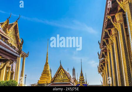 Courtyard Smaragd Buddha Tempel, Wat Phra Kaew, Bangkok, Thailand. Palace war von 1782 bis 1925 die Heimat des Königs von Thailand Stockfoto