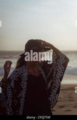 Frau mit Hut am Strand, Porträt, Nahaufnahme. Stockfoto