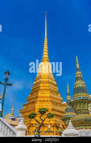 Bunte goldene Stupa-Pagoden, Grand Palace, Bangkok, Thailand. Palace war von 1782 bis 1925 ein Gebäudekomplex und Sitz des Königs von Thailand Stockfoto