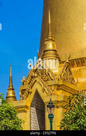 Farbenfrohe Eingang Gold Stupa Pagode, Grand Palace, Bangkok, Thailand. Palace war von 1782 bis 1925 ein Gebäudekomplex und Sitz des Königs von Thailand Stockfoto