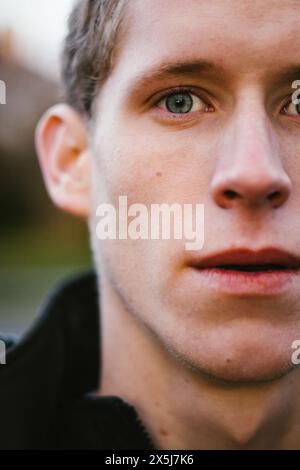 Nahaufnahme von Gesicht und Auge eines Teenagers, der ernst aussah Stockfoto