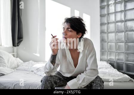 Junger müder Mann ist in Depression, Nahaufnahme Porträt. Der Kerl ist in einer stressigen Situation. Depressivum Stockfoto