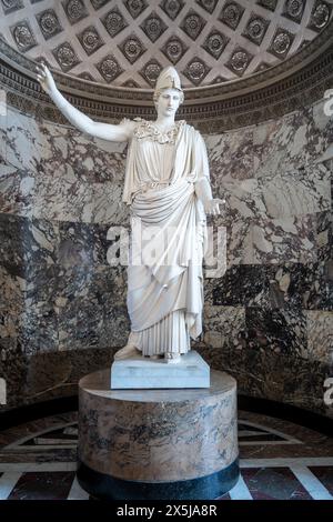 Die majestätische Statue Athena of Velletri steht hoch im Louvre und zeigt antike Kunst. Paris, Frankreich Stockfoto