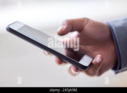 Geschäftsmann, Hände und Tippen mit dem Telefonbildschirm für Kommunikation, Nachrichten oder Online-Surfen im Büro. Nahaufnahme von Bildlauf, Chat oder Mitarbeiter Stockfoto