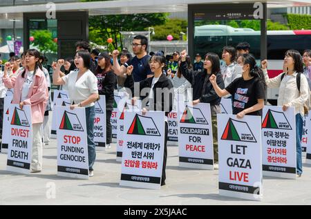 Seoul, Südkorea. Mai 2024. Pro-palästinensische Universitätsstudenten halten während einer Kundgebung Schilder auf, um ein Ende der Niederschlagung der Demonstranten bei Kundgebungen für Palästinenser auf dem Campus der US-Universitäten in der Nähe der US-Botschaft in Seoul zu fordern. Quelle: SOPA Images Limited/Alamy Live News Stockfoto